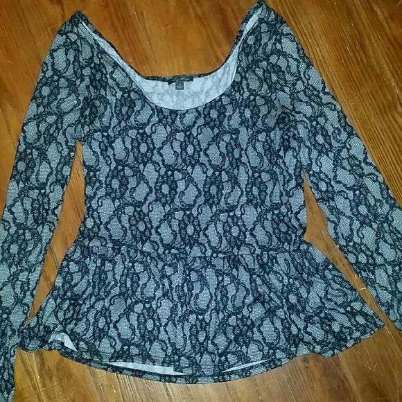 Cute lace patterned ltop - Picture 1 of 3